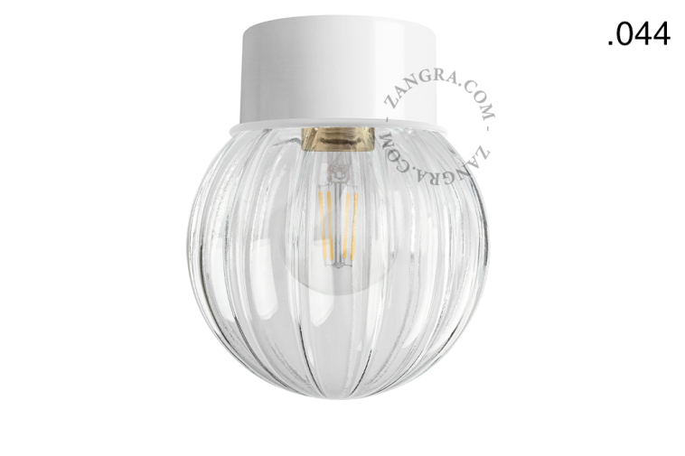lampada bianca con paralume in vetro
