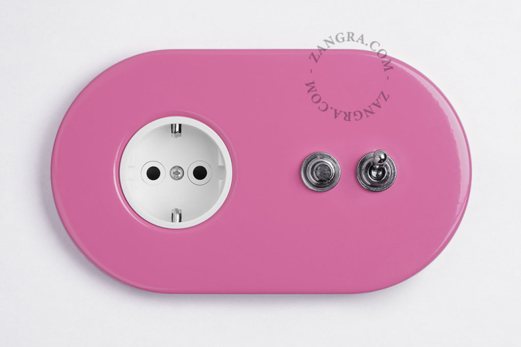 rosafarbene Unterputzsteckdose und Zweiwege- oder einfacher Schalter - vernickelter Kippschalter & Druckknopf