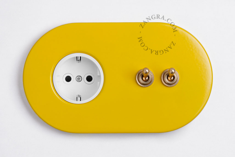gelbe Unterputzsteckdose und Zweiwege- oder einfacher Schalter - doppelter roher Messing-Kippschalter