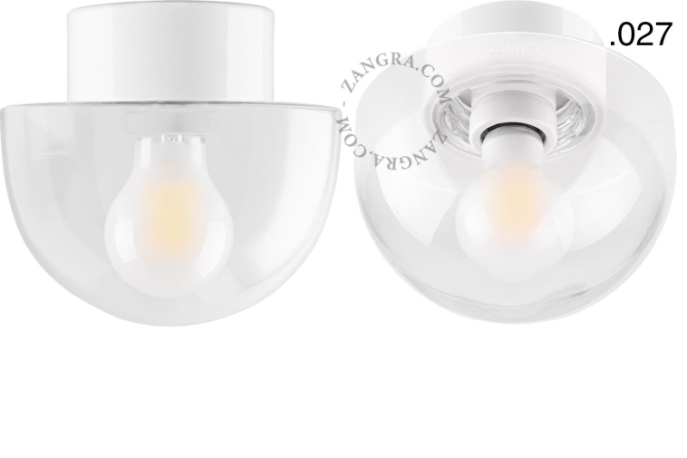 Lampe en porcelaine blanche avec abat-jour en verre.