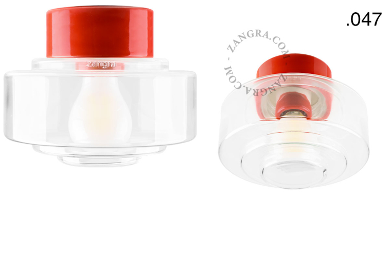 Porseleinen lamp in de kleur rood.
