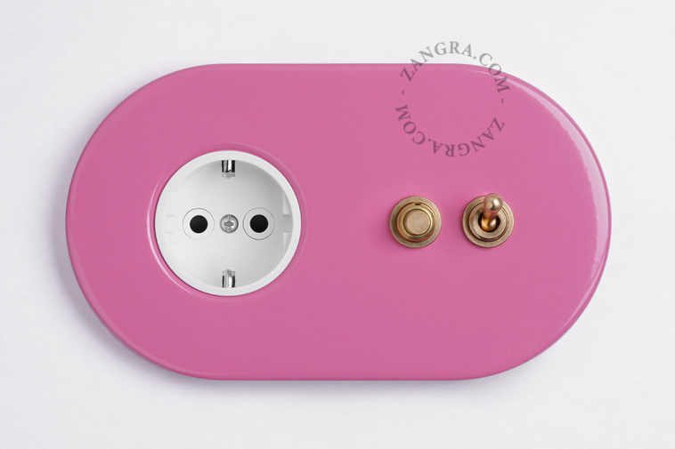 roze stopcontact met 1 drukknop en 1 enkelpolige- of wisselschakelaar
