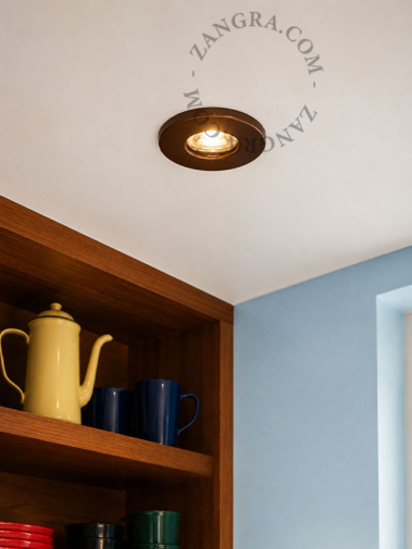 Brązowa porcelanowa oprawa wpuszczana typu downlight.