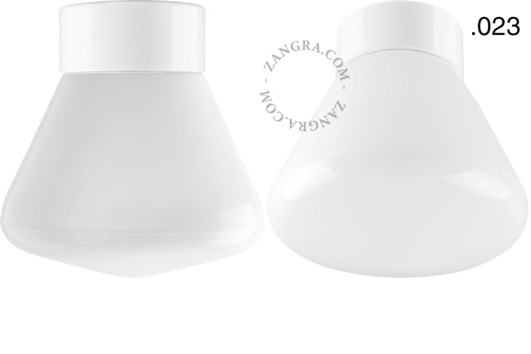 Lampe en porcelaine blanche avec abat-jour en verre.