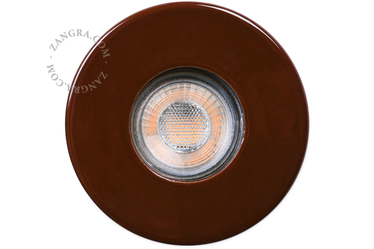 Brązowa porcelanowa oprawa wpuszczana typu downlight.