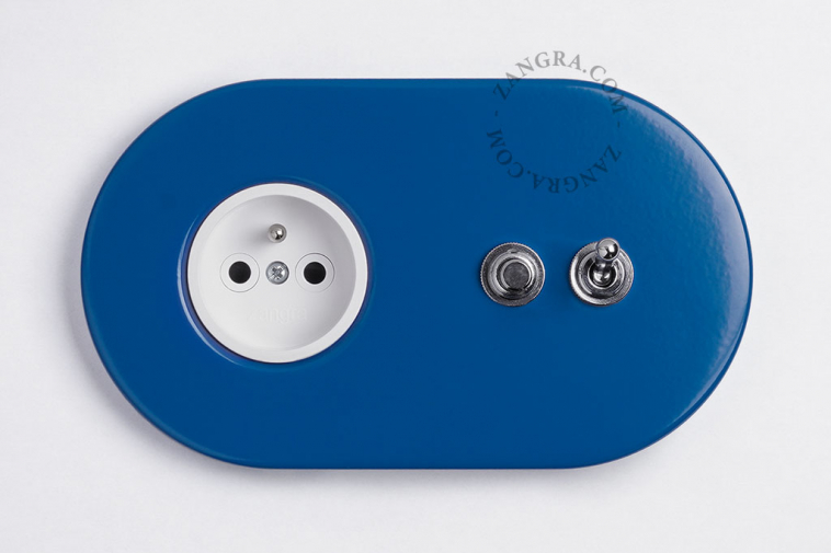 prise de courant murale bleue avec interrupteur va-et-vient ou simple avec levier et bouton-poussoir en laiton nickele