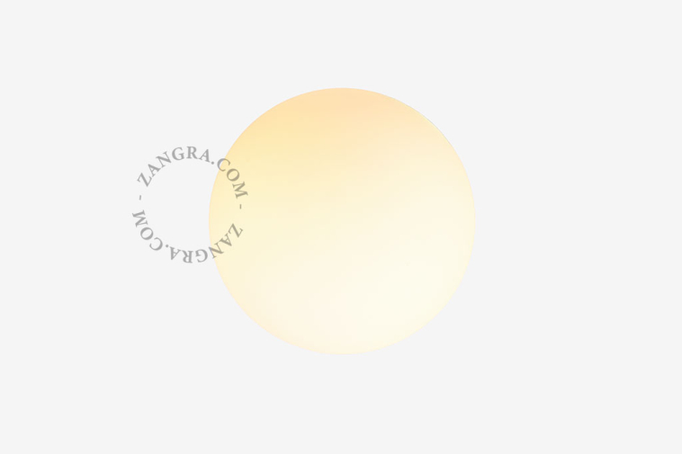 Lâmpada de porcelana branca com abajur de vidro.