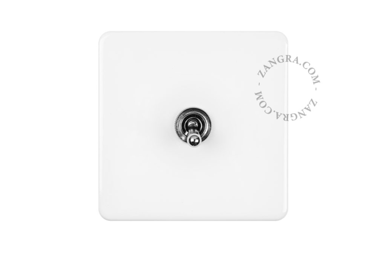 Interruptor quadrado em porcelana branca.