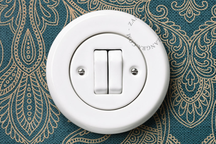 Interruptor de porcelana blanca.