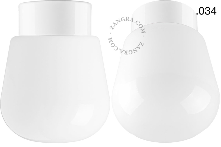 Lampe en porcelaine blanche avec abat-jour en verre.