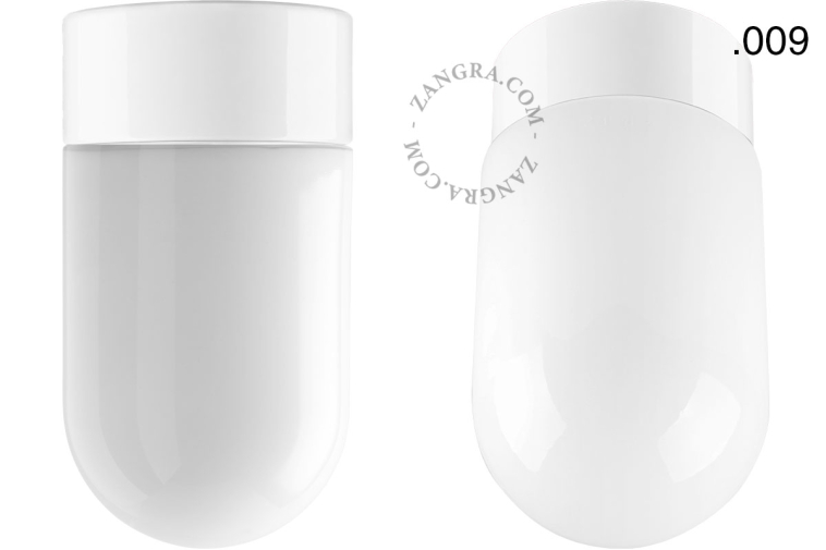 Lampe en porcelaine blanche avec abat-jour en verre.