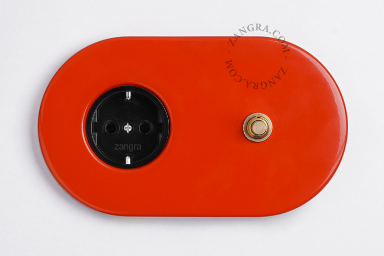 rot Unterputzsteckdose und -schalter - Druckknopf aus Rohmessing