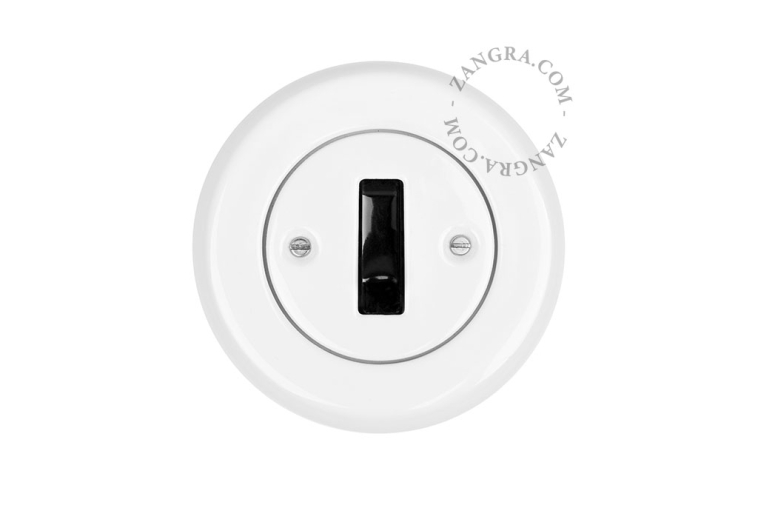 Interruptor de porcelana blanca.