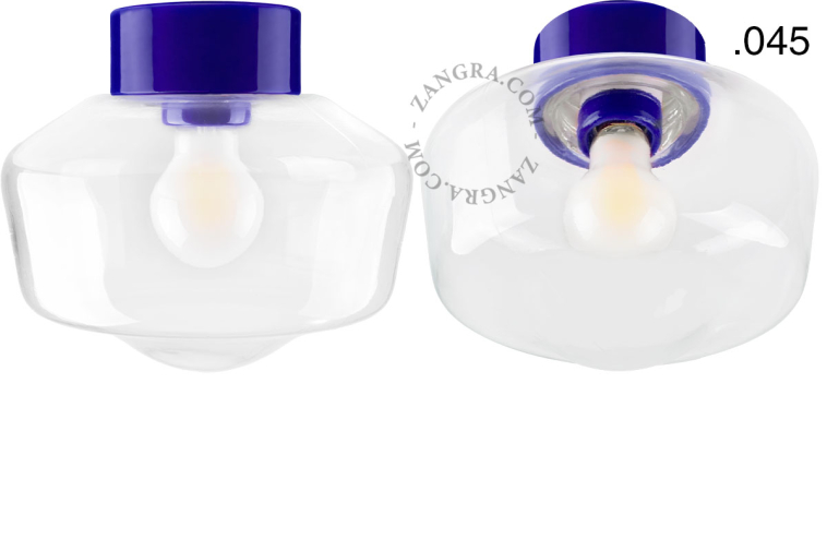 Niebieska lampa porcelanowa z kloszem.