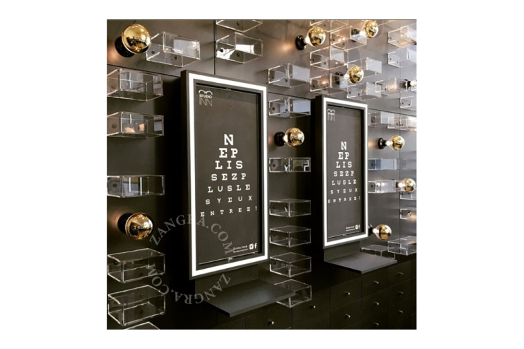 Lampa i vitt porslin.