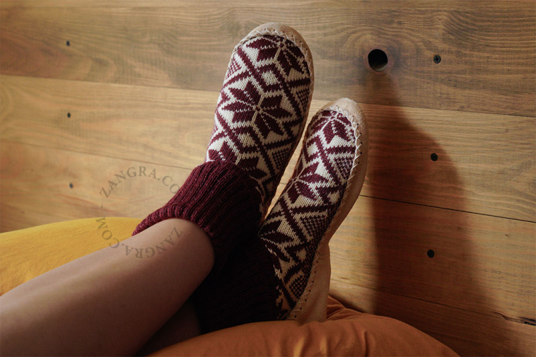Dark red norwegian slippers in wool with leather sole.