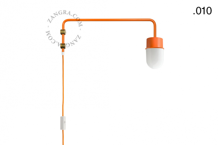 lampe potence des années 50 de couleur orange avec bras pivotant
