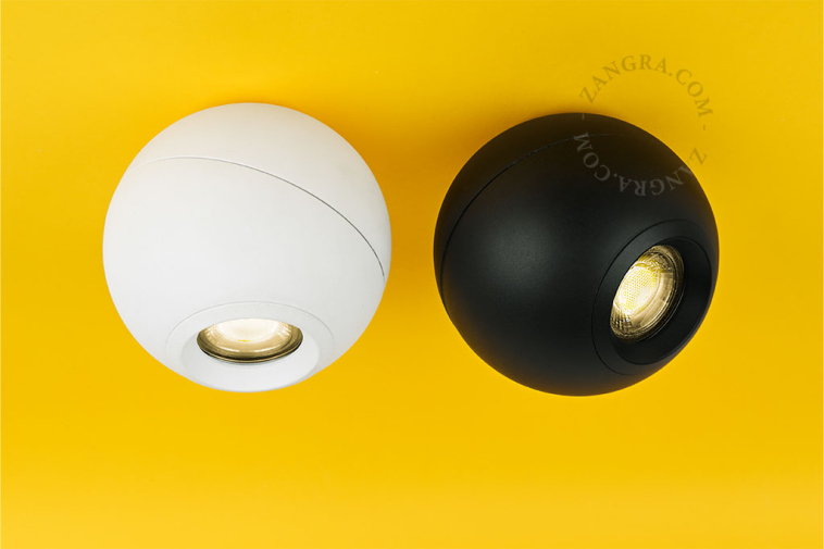 Spot sphérique apparent orientable et dimmable.