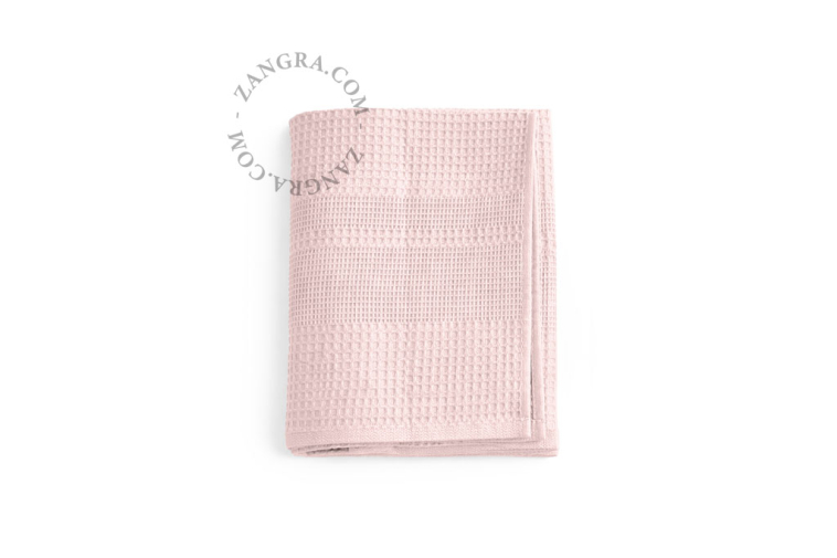 Różowy ręcznik o strukturze plastra miodu.