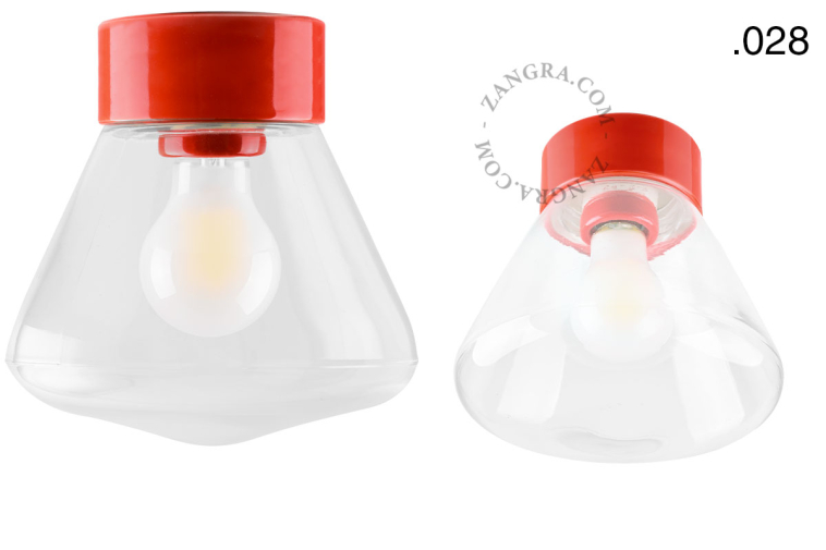 Porseleinen lamp in de kleur rood.