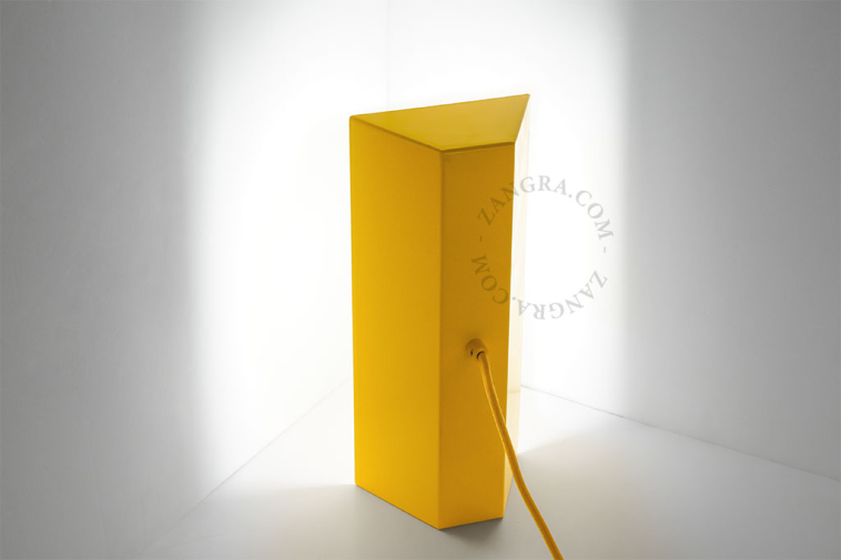 Yellow table lamp in metal.