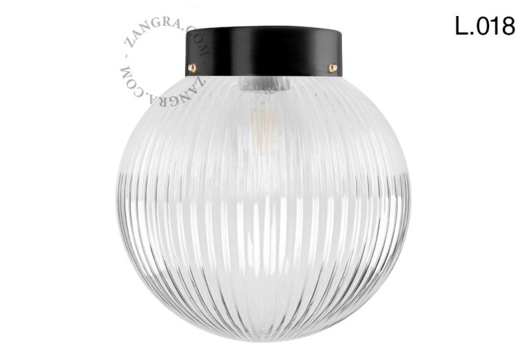 Zwarte messing lamp met glazen kap.