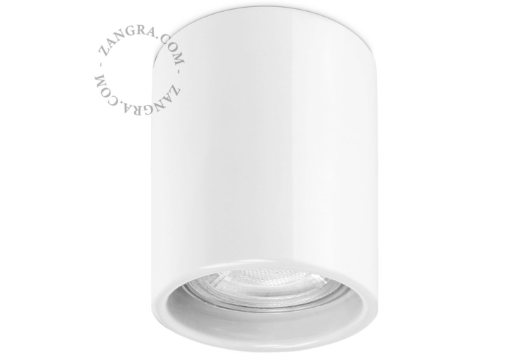 Overflademonteret spotlight i porcelæn.