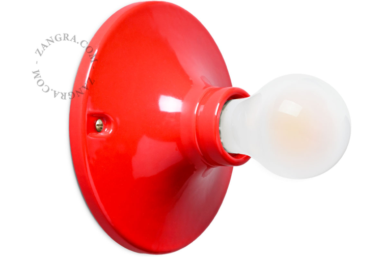 Rund lampe i rodt porcelæn.