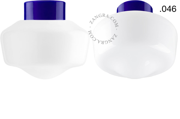 Niebieska lampa porcelanowa z kloszem.