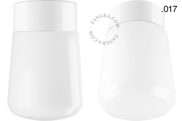 Lampe en porcelaine blanche avec abat-jour en verre.