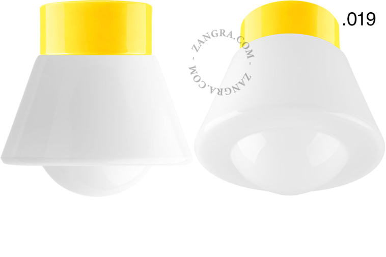 Gele, porseleinen lamp.