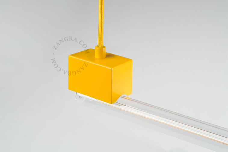 Gele hanglamp met een meterlange buislamp.