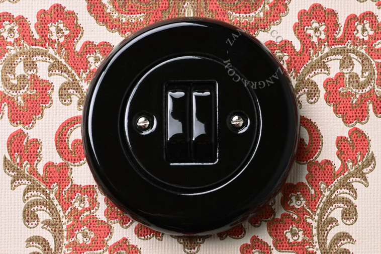 Interruptor de porcelana negra.