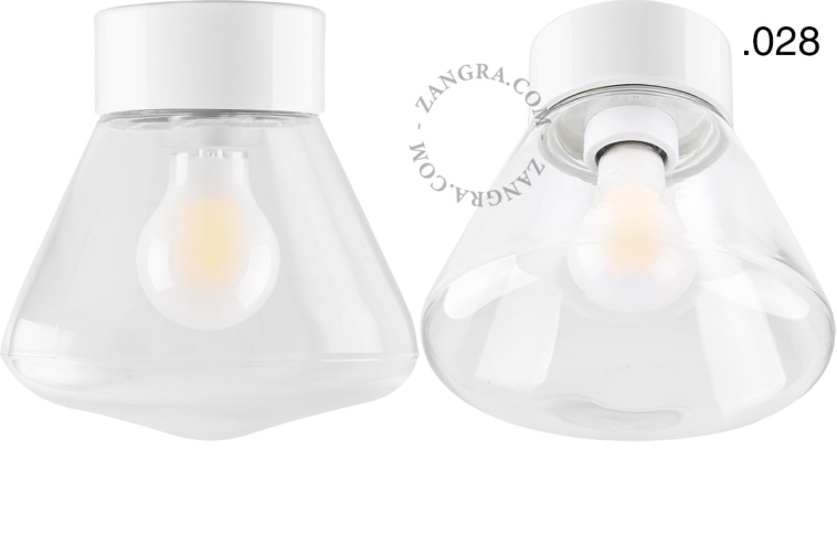 Lampe en porcelaine blanche avec abat-jour en verre.