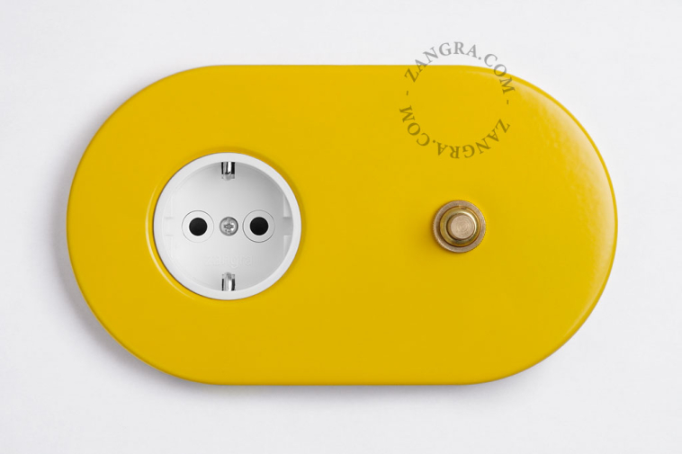 interrupteur et prise jaune avec bouton-poussoir en laiton brut