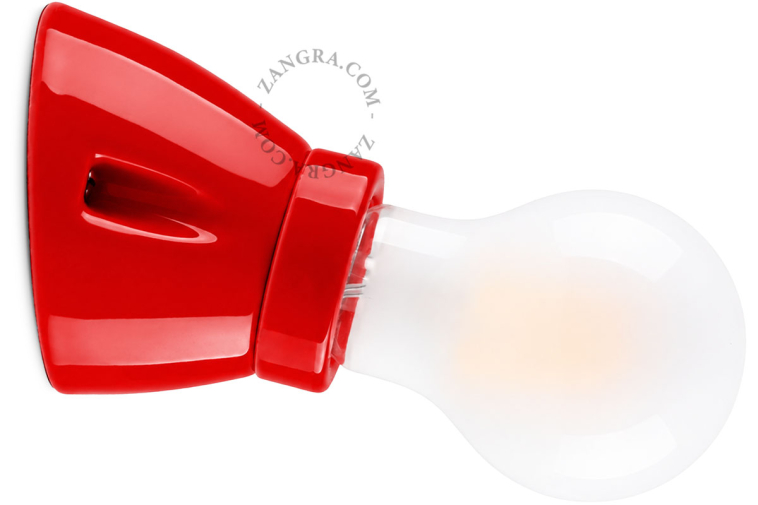 Applique en porcelaine rouge.