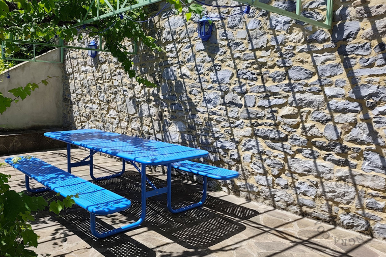 Table de jardin en acier.