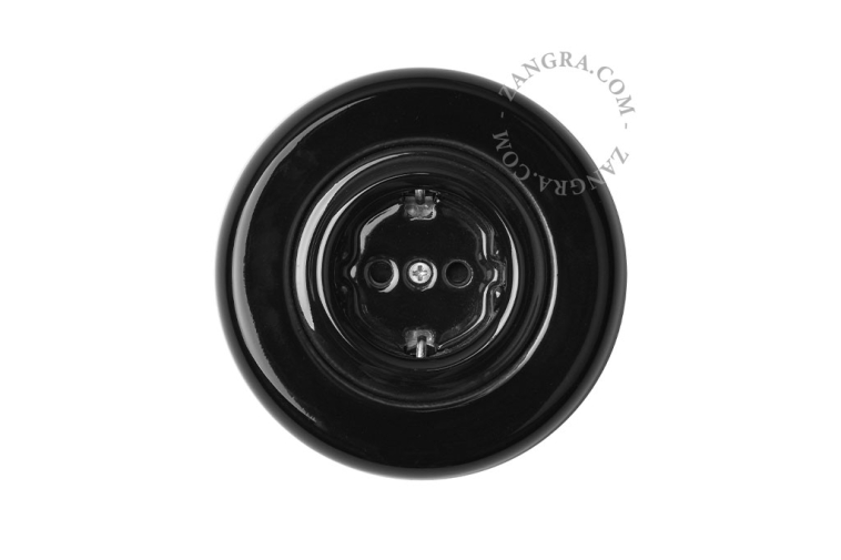 Unterputzsteckdose aus schwarzem Porzellan.