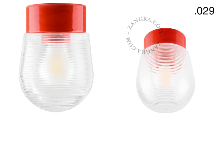 Porseleinen lamp in de kleur rood.
