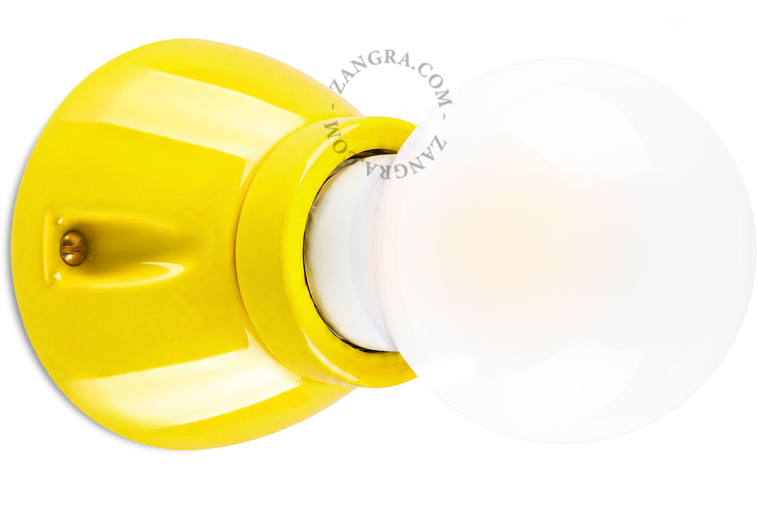 Lampe en porcelaine jaune.
