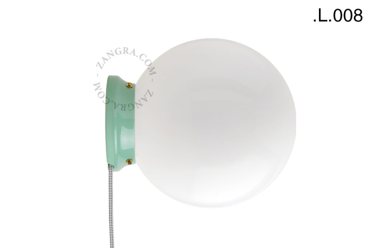 Lampe en porcelaine verte avec globe en verre.