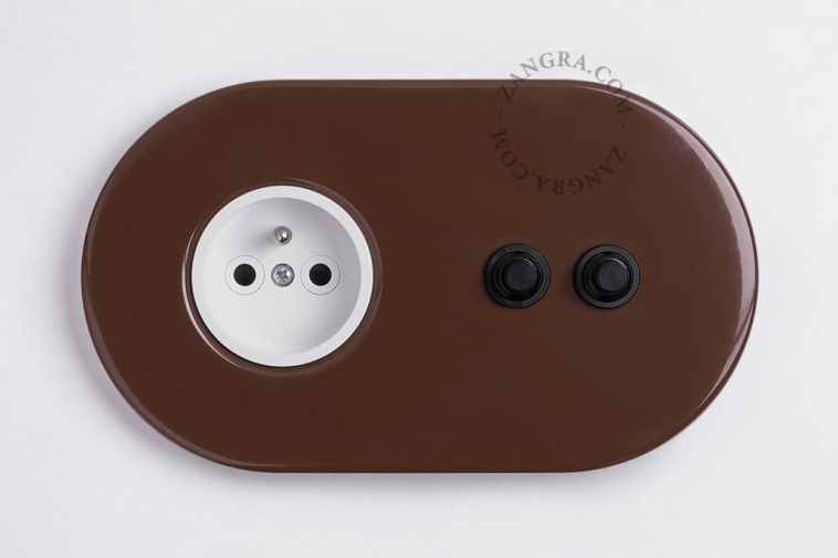 prise et interrupteur marron avec double bouton-poussoir en laiton noir - encastrable facilement
