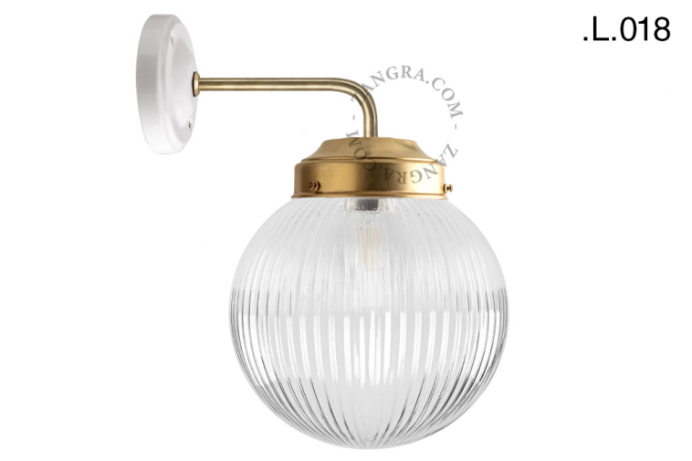 Applique murale Art Deco en laiton avec globe en verre.