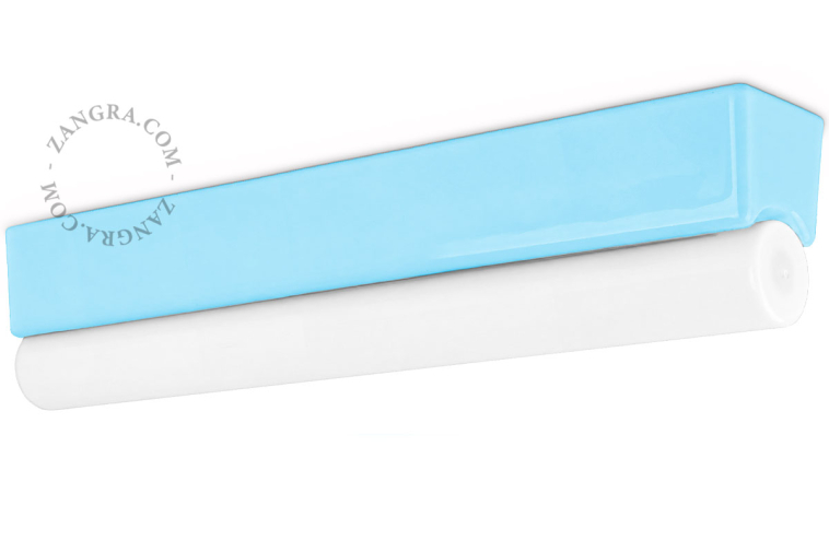 Lampe S14d aus hellblauem Porzellan.