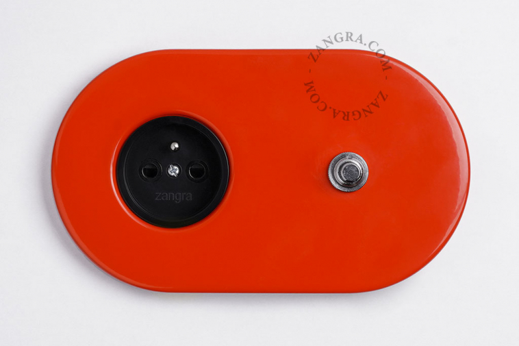 interrupteur bouton-poussoir en laiton nickele avec une prise murale rouge