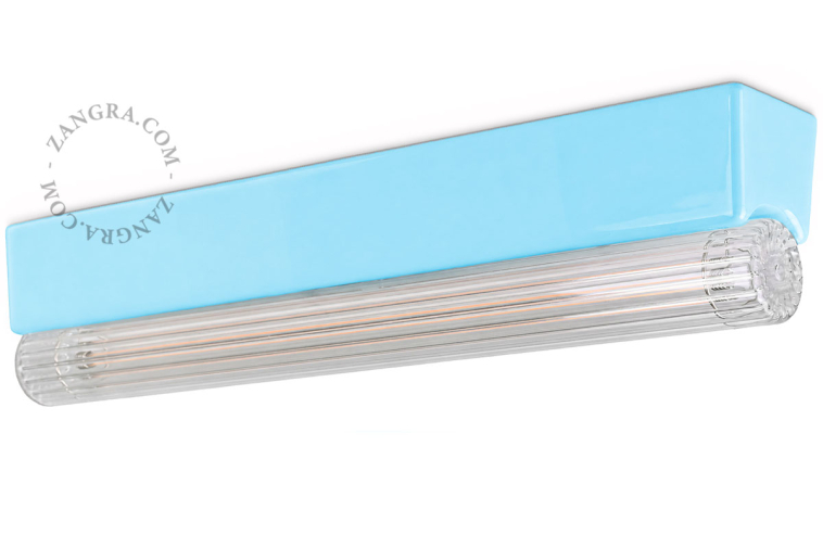 Lampe S14d aus hellblauem Porzellan.