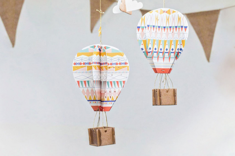 4 montgolfières avec des nuages en carton à colorier