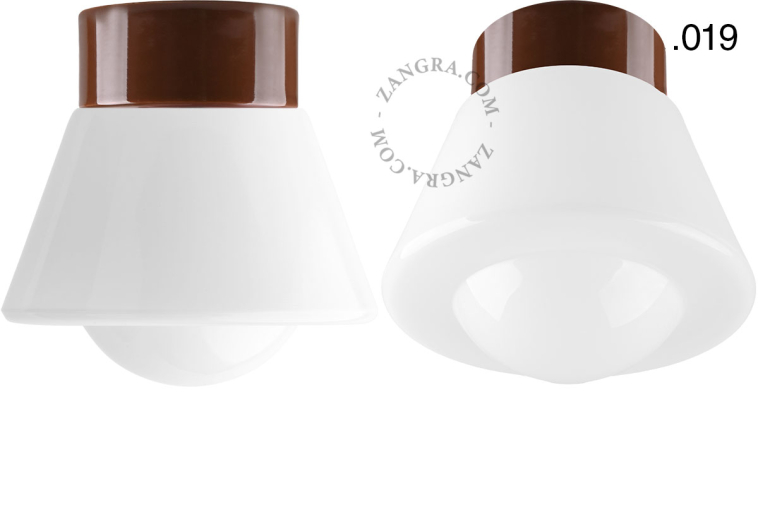 Lampe ronde en porcelaine marron.