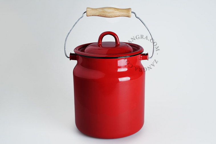 Small compost bin in red enamel with wooden handle.