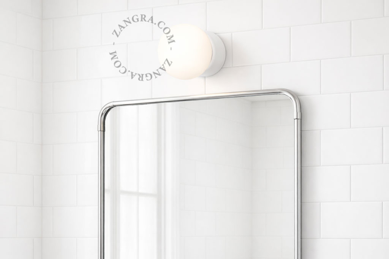 Lâmpada de porcelana branca com abajur de vidro.